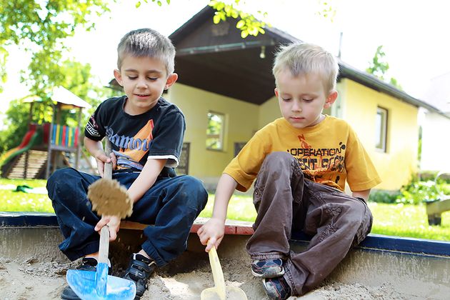 Sandkiste und Kinderschaukel im Gasthaus Ellinger